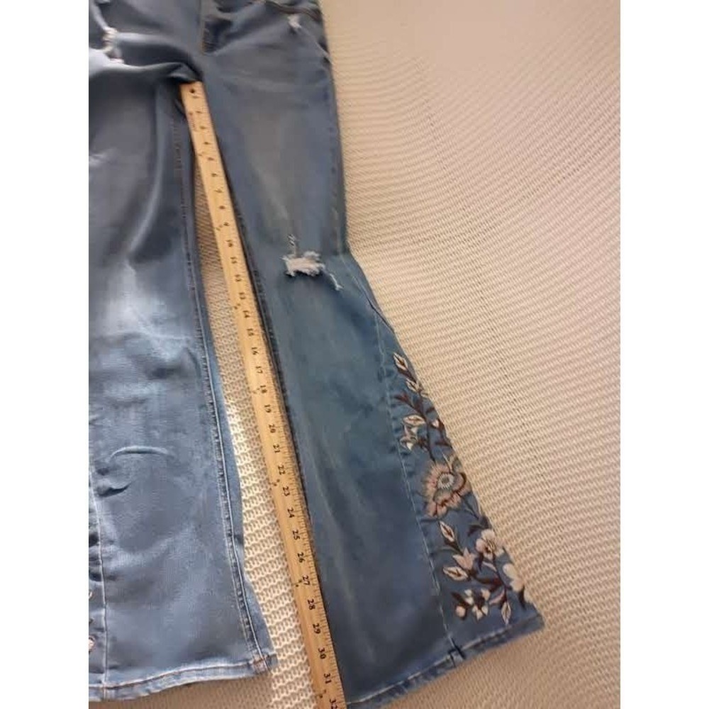 Celebrity Pink Generation Floral Embroidered Flare Jeans Light Wash Womens W 26 - Picture 10 of 14